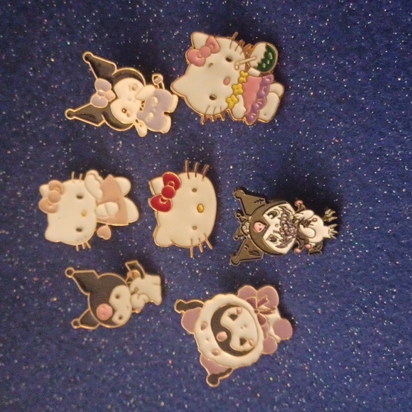 Sanrio set of 7 Hello Kitty enameled pins - Picture 5 of 9
